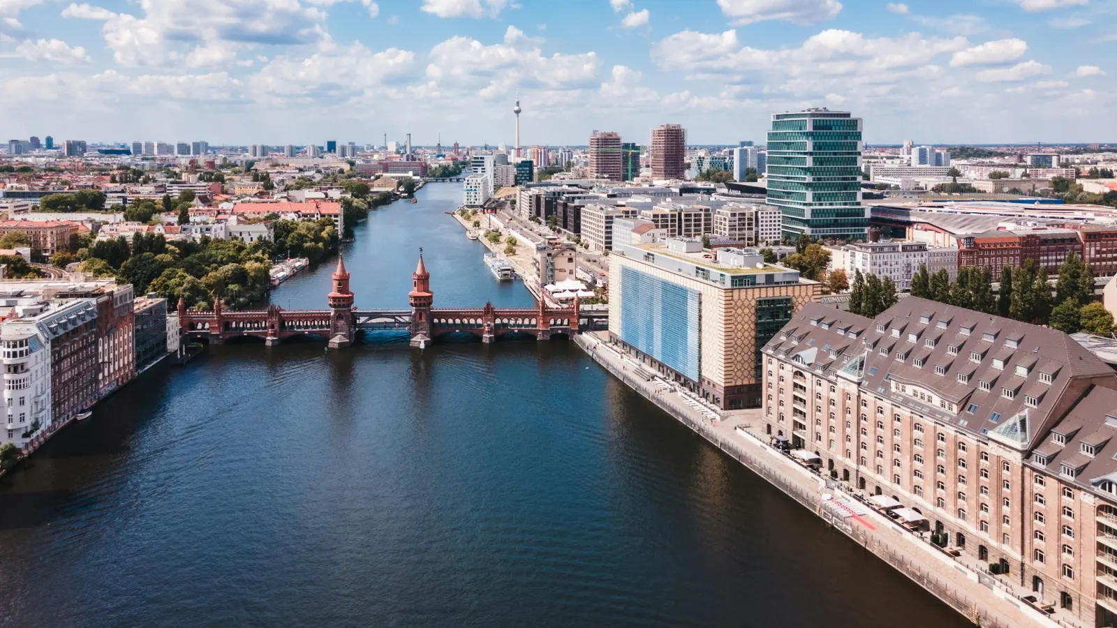 Luftaufnahme von Berlin mit Spree und Uferbebauung